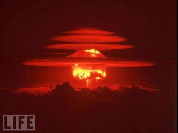 Năm 1952, Mỹ thử nghiệm bom khinh khí (bom hy-đrô) đầu tiên ở Eniwetok khu vực tây bắc quần đảo Marshall ở Tây Thái Bình Dương. Trong hình là đám mây hình nấm do bom khinh khí nổ.